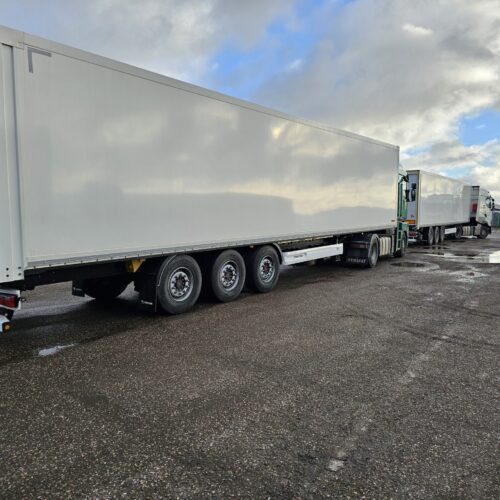 Reklama ant priekabų tento