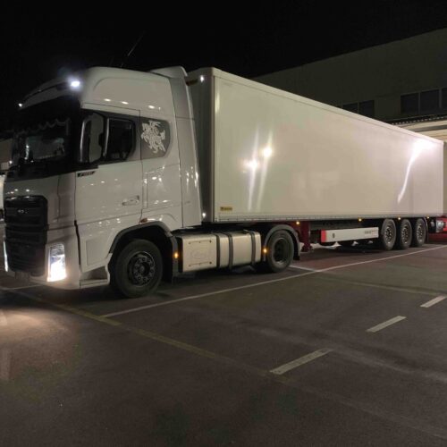 sunkvežimis su kietašone puspriekabe